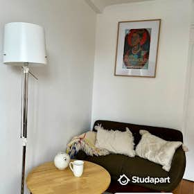 Apartment for rent for €1,410 per month in Paris, Boulevard de Vaugirard
