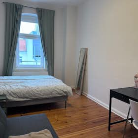 Private room for rent for €1,150 per month in Berlin, Petersburger Straße