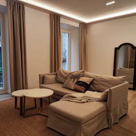 Apartment for rent for €2,800 per month in Madrid, Calle del Calvario