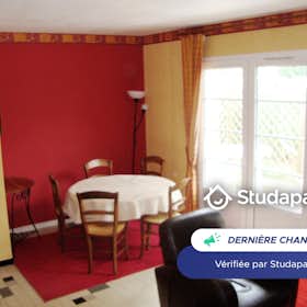 Private room for rent for €400 per month in Ambarès-et-Lagrave, Rue Jean Jaurès