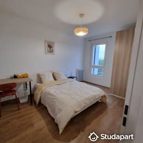 Private room for rent for €525 per month in Cenon, Avenue Jean Jaurès