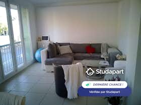 Cameră privată de închiriat pentru 390 EUR pe lună în Avignon, Rue des Bavardages