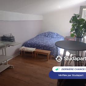 Appartement for rent for 1 100 € per month in Versailles, Rue des Chantiers