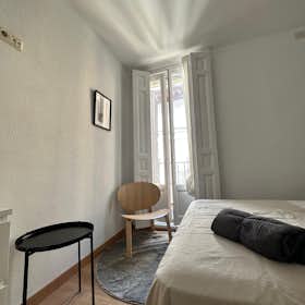 Private room for rent for €1,070 per month in Madrid, Calle del Conde de Aranda