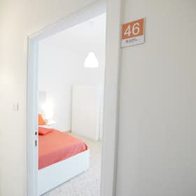 私人房间 正在以 €550 的月租出租，其位于 Naples, Viale Colli Aminei