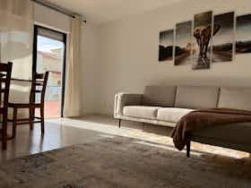 公寓 正在以 €1,300 的月租出租，其位于 Lagoa, Rua Eça de Queiroz