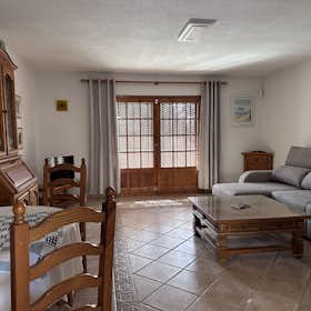 Casa for rent for 2.500 € per month in Adeje, Calle El Cedro