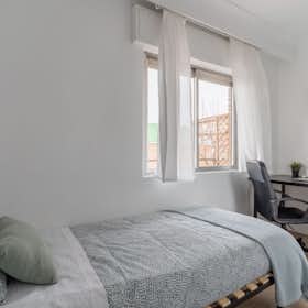 Private room for rent for €330 per month in Madrid, Paseo de las Moreras