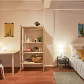 Private room for rent for €490 per month in Lisbon, Praça Rainha Dona Filipa