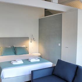 Apartment for rent for €1,850 per month in Porto, Rua do Sol