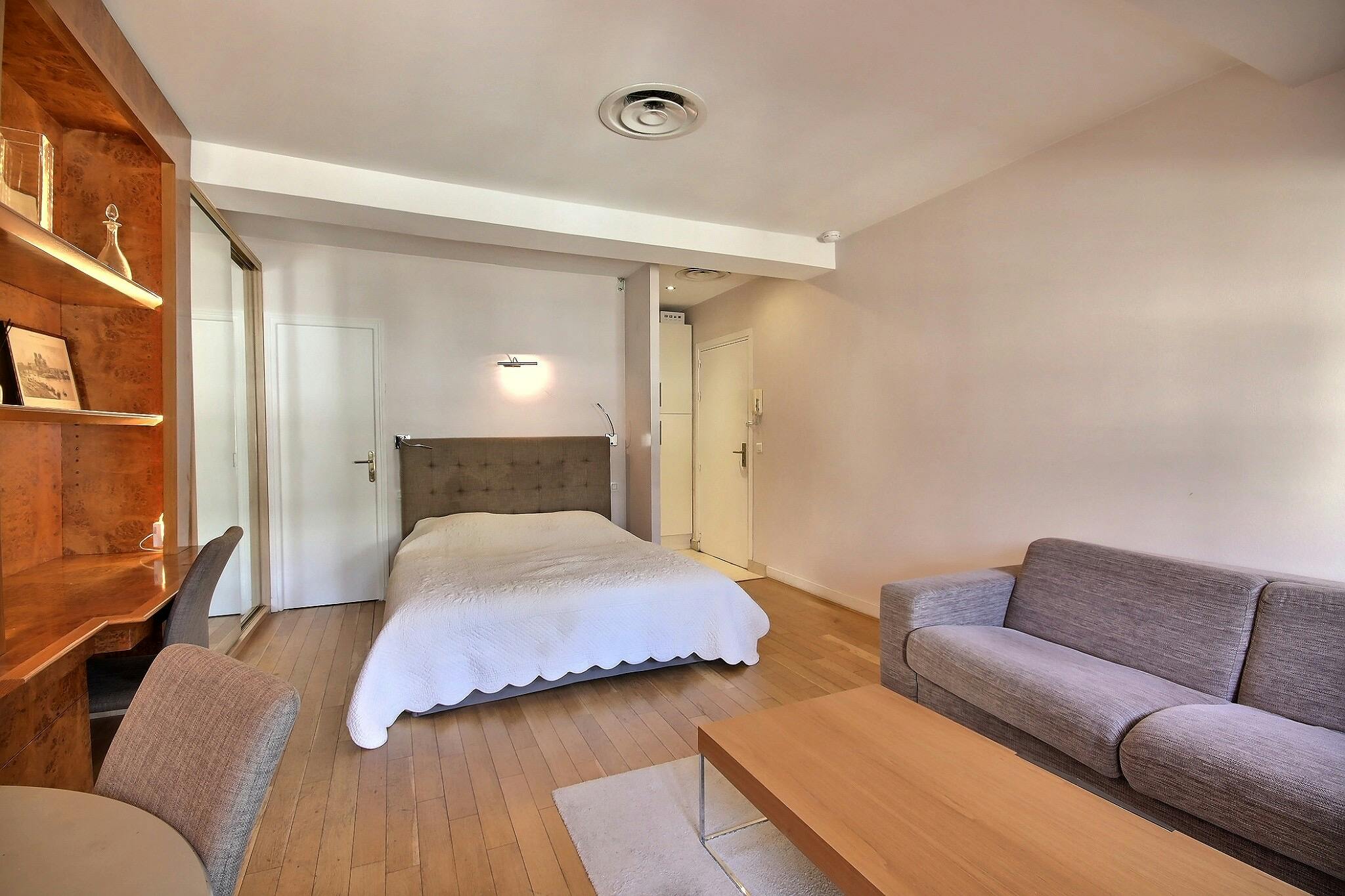 Rue de Berri, Paris preview