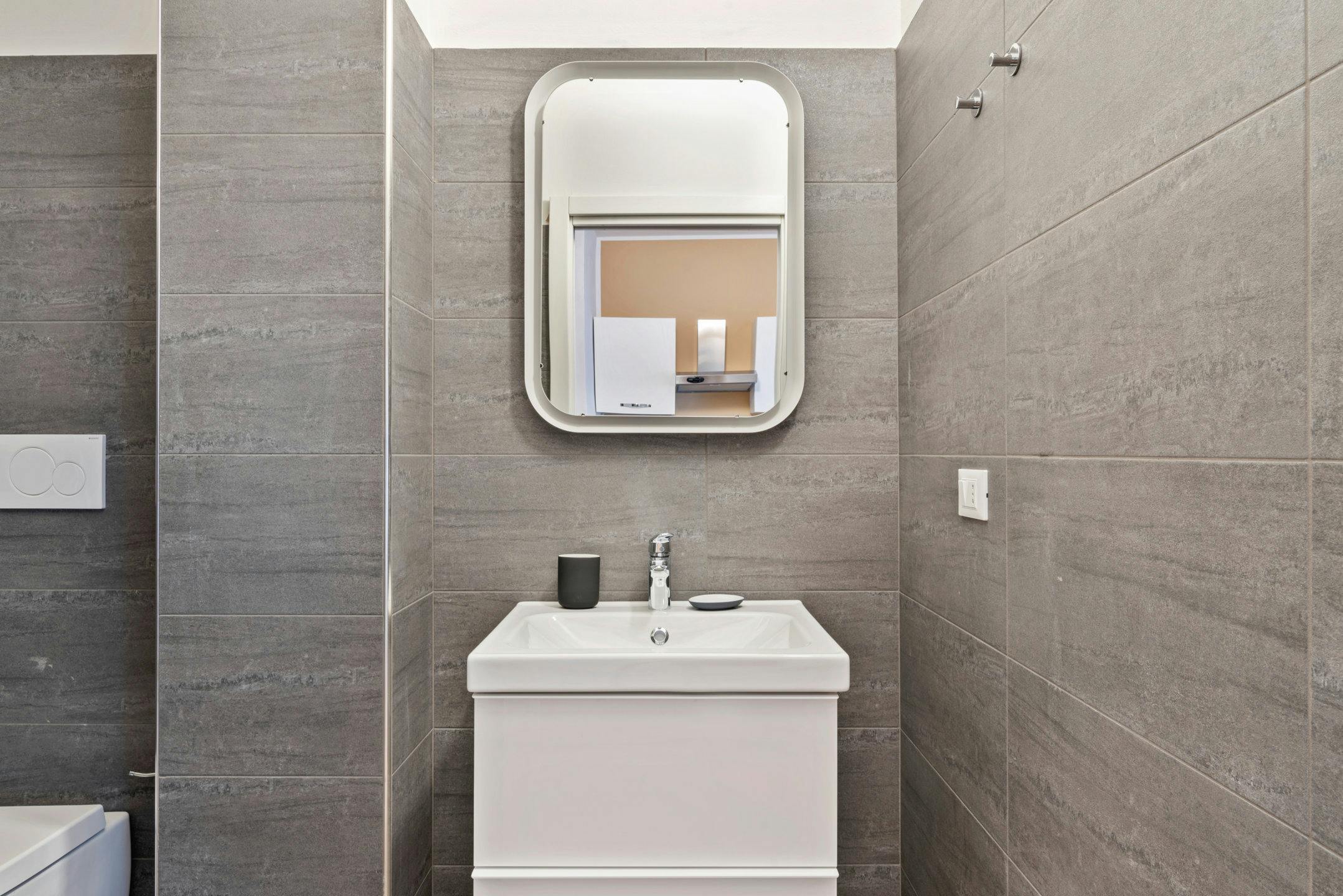 Studio for rent for €1,330 per month in Milan, Via Luciano Manara