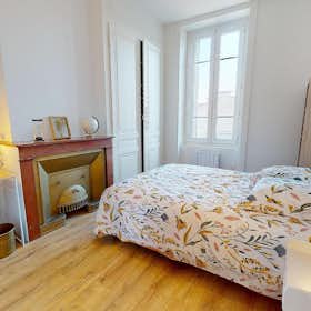 Приватна кімната за оренду для 500 EUR на місяць у Oullins-Pierre-Bénite, Avenue Jean Jaurès