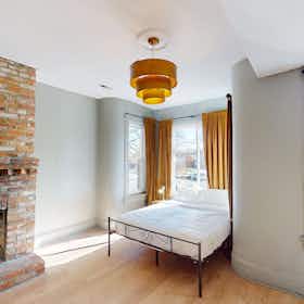 私人房间 正在以 $1,402 的月租出租，其位于 Washington, D.C., Harvard St NW
