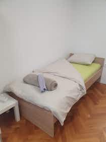 Gedeelde kamer te huur voor € 400 per maand in Ljubljana, Bavdkova ulica