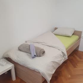 Mehrbettzimmer zu mieten für 330 € pro Monat in Ljubljana, Bavdkova ulica
