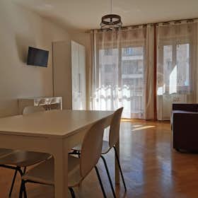 Apartment for rent for €1,520 per month in Milan, Via Giovan Battista Pergolesi