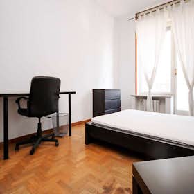 Private room for rent for €895 per month in Milan, Viale Campania