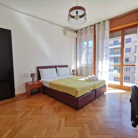 Apartment for rent for €1,420 per month in Milan, Via Giovan Battista Pergolesi