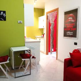 单间公寓 正在以 €950 的月租出租，其位于 Cernusco sul Naviglio, Via Giovannino Guareschi