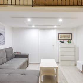 Appartement te huur voor € 1.446 per maand in Naples, Via Battistello Caracciolo