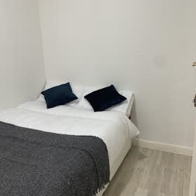 Private room for rent for €650 per month in Madrid, Calle de Santa Engracia