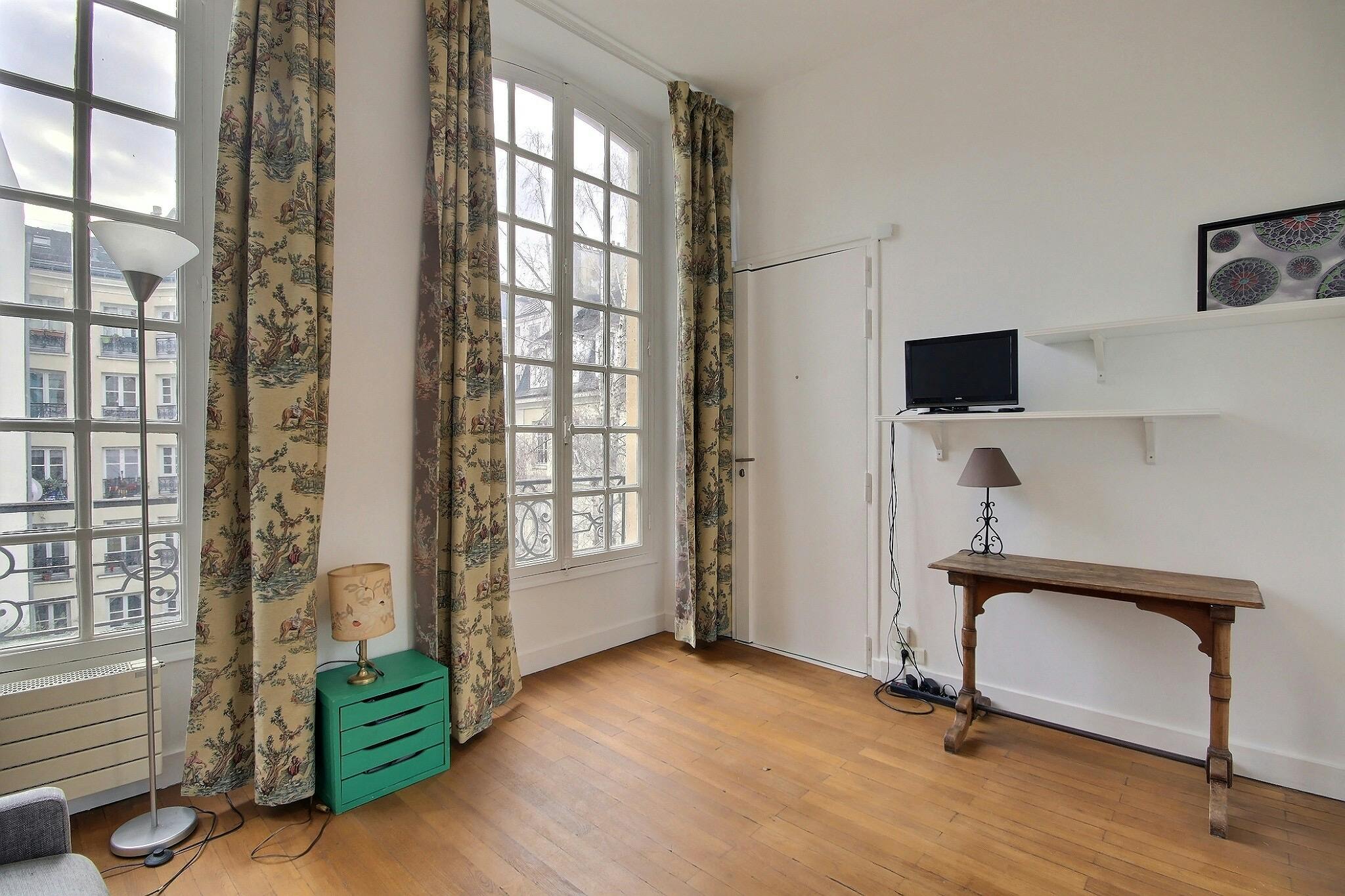 Studio for rent for €1,308 per month in Paris, Rue des Barres