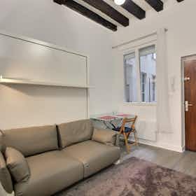 Studio for rent for €1,334 per month in Paris, Rue Quincampoix