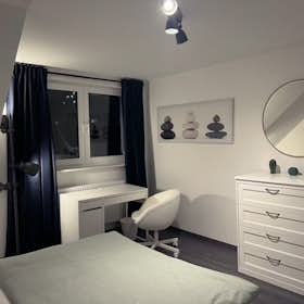 Отдельная комната сдается в аренду за 899 € в месяц в Frankfurt am Main, Münchener Straße