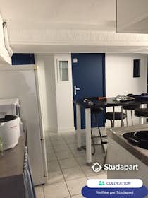 Private room for rent for €450 per month in Pontoise, Rue de la Bretonnerie
