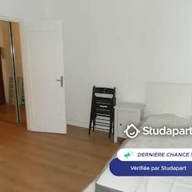 Apartamento para alugar por € 720 por mês em Versailles, Rue Henri Simon
