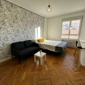 Private room for rent for €815 per month in Madrid, Calle de la Infanta Mercedes