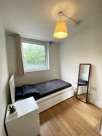 Private room for rent for £1,050 per month in London, Downfield Close