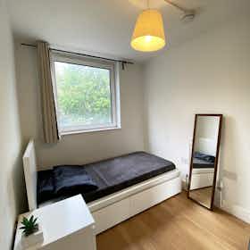 Private room for rent for £1,051 per month in London, Downfield Close