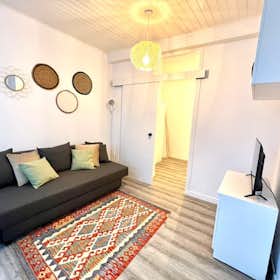 Apartment for rent for €4,000 per month in Lisbon, Travessa dos Brunos