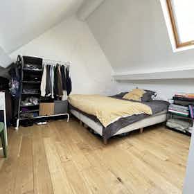 Apartment for rent for €1,050 per month in Brussels, Rue Van Gaver