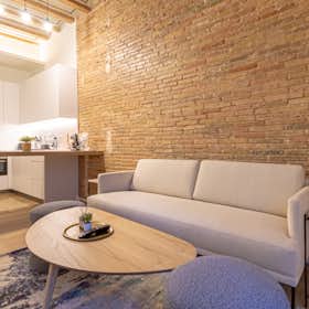 Apartment for rent for €3,450 per month in Barcelona, Carrer de Santa Peronella