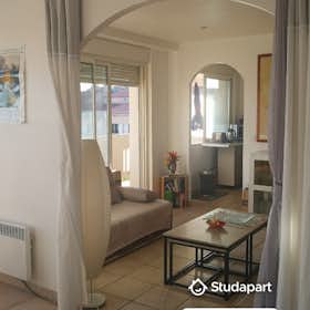 Apartment for rent for €700 per month in Toulon, Place d'Armes