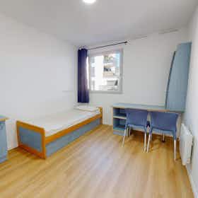 Appartement te huur voor € 714 per maand in Lyon, Cours Docteur Long