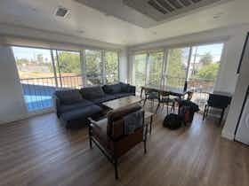 Cameră privată de închiriat pentru $1,246 pe lună în Los Angeles, W 37th St