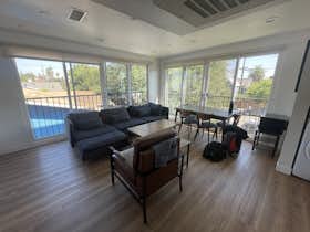 Отдельная комната сдается в аренду за $1,240 в месяц в Los Angeles, W 37th St