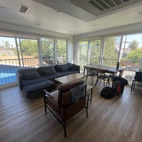 WG-Zimmer for rent for $1,240 per month in Los Angeles, W 37th St