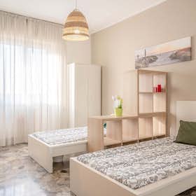 Chambre partagée for rent for 375 € per month in Milan, Via Giovanni Meli