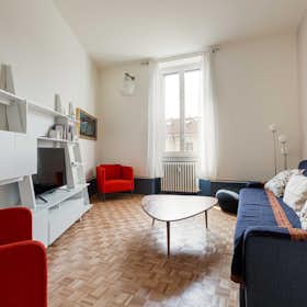 Apartment for rent for €2,500 per month in Milan, Piazza Virgilio