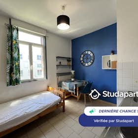 Appartement te huur voor € 395 per maand in Valenciennes, Avenue du Sénateur Girard
