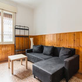 Apartment for rent for €2,100 per month in Bologna, Via Cincinnato Baruzzi