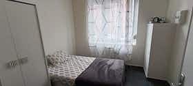 Private room for rent for €450 per month in Roubaix, Rue de l'Industrie
