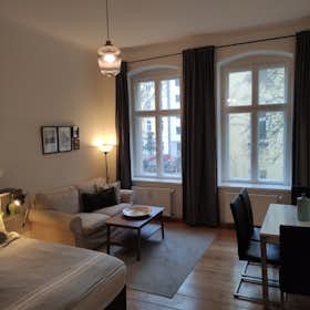 Apartment for rent for €1,450 per month in Berlin, Straßmannstraße