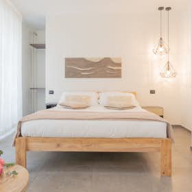 Appartamento for rent for 1.834 € per month in Como, Via Dante Alighieri