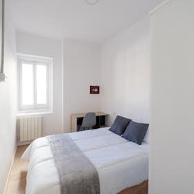 Private room for rent for €875 per month in Madrid, Calle del Conde de Aranda